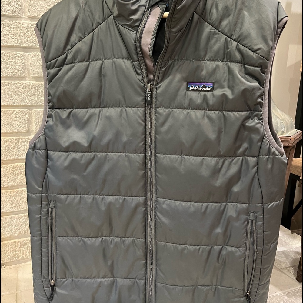 Men’s Patagonia down vest - in excellent condition!